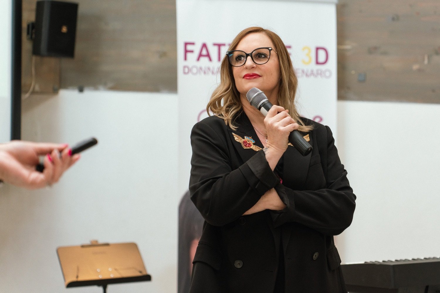Giorgia Bonotto sul palco di un evento Fattore 3D mentre parla al microfono
